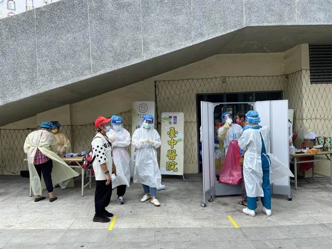 台中市府與台中醫院合作，在熱點區設置快篩站，為街友提供免費健康篩檢服務。（台中市府提供／盧金足台中傳真）