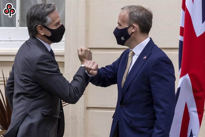 大陆金融学者指G7全球最低企业税率不止为钱。图为今年5月3日七国集团外长会在英国首都伦敦开幕，英国外交大臣拉布（右）与美国国务卿布林肯致意。（新华社／英国首相府供图）