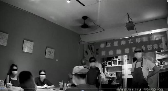 餐厅老板挂布条、玩桌游为员工办大学毕典，警一算共6人开单最高罚180万。（图／翻摄画面）