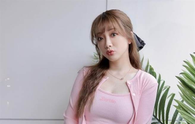 女星玉兔接种AZ疫苗出现明显副作用。（图／IG@ bellayutu）