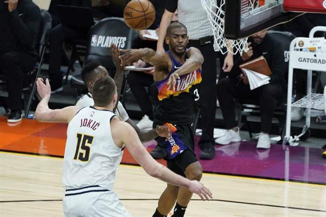 保罗第四节独拿14分，率领太阳击退金块，西区四强系列赛拔头筹。(美联社)