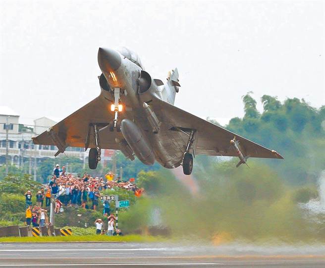 汉光35号演习，幻象-2000完成整补作业后起飞。（本报系资料照片）