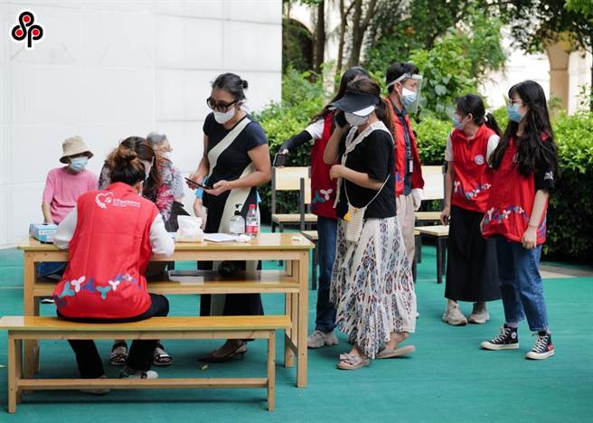 广州确诊男子隐瞒旅居史致大量群眾成为密接，已被刑拘。图为今年6月7日，深圳多个医院、社区、写字楼等展开免费核酸检测，加强新冠肺炎疫情防控。（示意图，中新社）