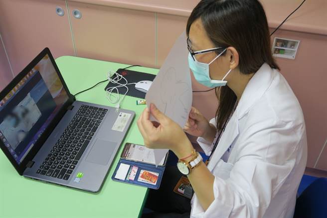 心理师邱素凤开了「疗心舒压」的团体视讯课程，透过视讯指导在画纸上作画，在转念中降低焦虑感，邱素凤说透过画作或艺术美彩等课程，让大家得到情绪纾缓，也能彼此相互支持，让负面情绪转向正面。（彰化医院提供／吴建辉彰化传真）