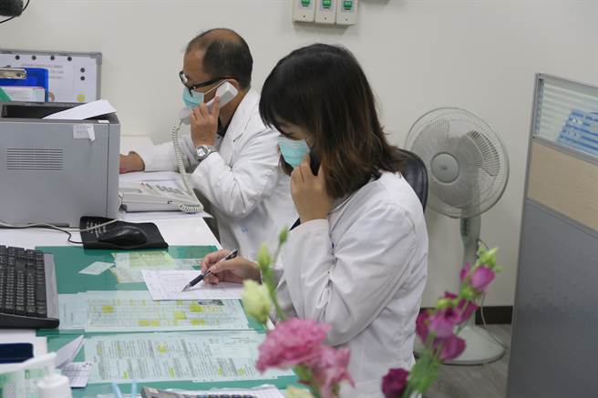 职能治疗师与社工每天轮流打电话关心确诊者，大部分的人都担心出院后遭贴标籤，有人一开口就是说1、2个小时，院方都耐心倾听，再给予关怀及协助。 （彰化医院提供／吴建辉彰化传真）