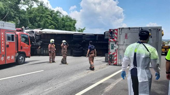 一輛運載泡麵的聯結車在中山高南下頭份路段翻覆，造成路線受阻。（新竹市消防局提供／邱立雅竹市傳真）