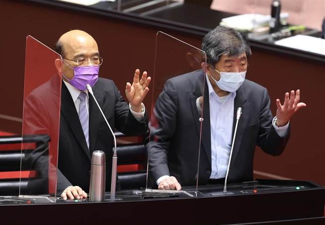 图为卫福部长陈时中（右），行政院长苏贞昌（左）。（台北市摄影记者联谊会提供）