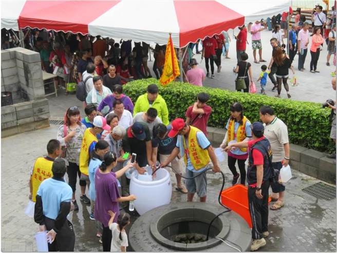 今年受疫情影响，往年铁砧山取午时水的盛况将不再。（本报资料照片）