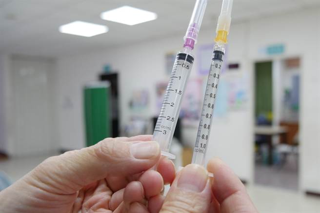 新竹县建议中央配给的3CC注射针筒（左） 改为1CC（右），以有效使用配付的疫苗。（罗浚滨摄）