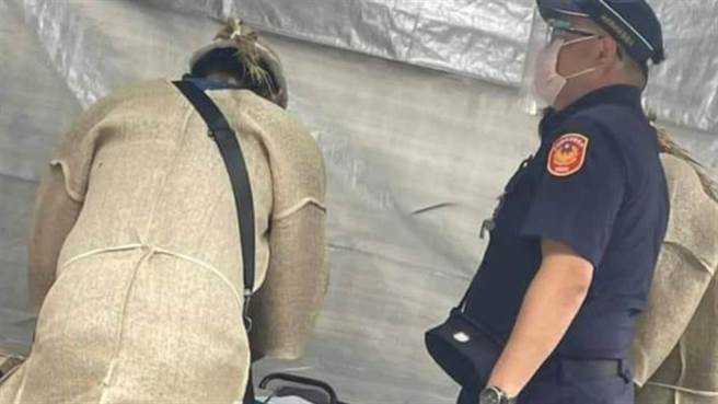 有民眾在臉書上貼出警方前往家祭現場開罰的畫面，引起網友討論。（翻攝臉書社團《嘉義綠豆大小事》）