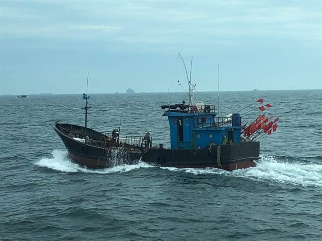 海巡署第十一巡防区指挥部统合第十海巡队（马祖海巡队）巡防艇能量，结合中部地区机动海巡队500吨级台北舰，自6日起于马祖海域展开不定期联合威力扫荡勤务。（海巡署金马澎分署提供）