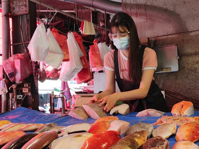 号称全台最美鱼贩的艺人刘心语，因有具有外科护理师的经验，响应台北市退职医护召集令，面试成功后加入前线展开为期３天的实习，但事后却遭刷下，8日她打起精神回彰化老家继续卖鱼。（吴建辉摄）