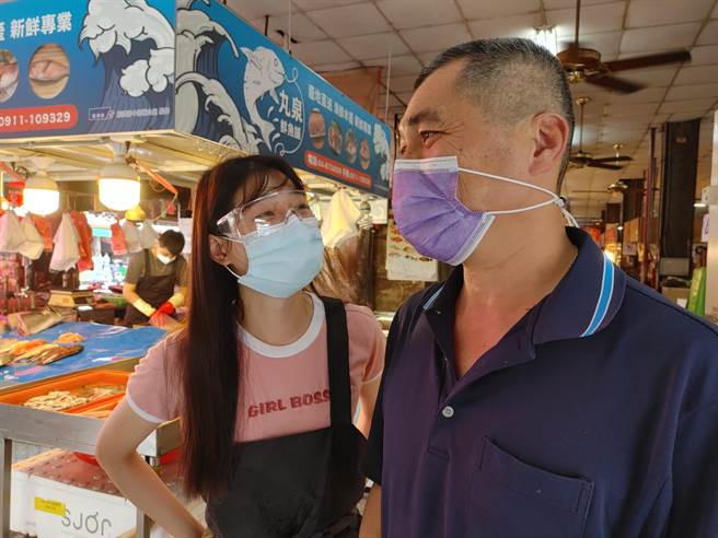 刘心语的爸妈看到她最近遭受坡及也感到不舍，给予她很大的鼓励，也提醒她不要放弃。（吴建辉摄）