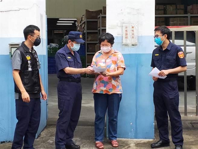田中分局员警前往田中工业区和移工常消费的店家进行防疫宣导。（警方提供／谢琼云彰化传真）