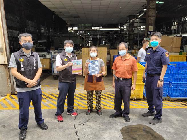 田中分局员警前往田中工业区和移工常消费的店家进行防疫宣导，让不少移工感到温馨。（警方提供／谢琼云彰化传真）