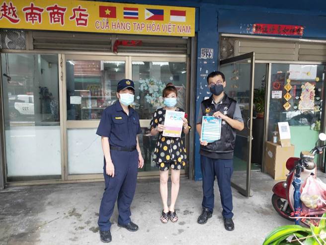 田中分局员警主动带着印有五国语言的防疫宣导单，前往田中工业区和移工常消费的店家进行防疫宣导。（警方提供／谢琼云彰化传真）