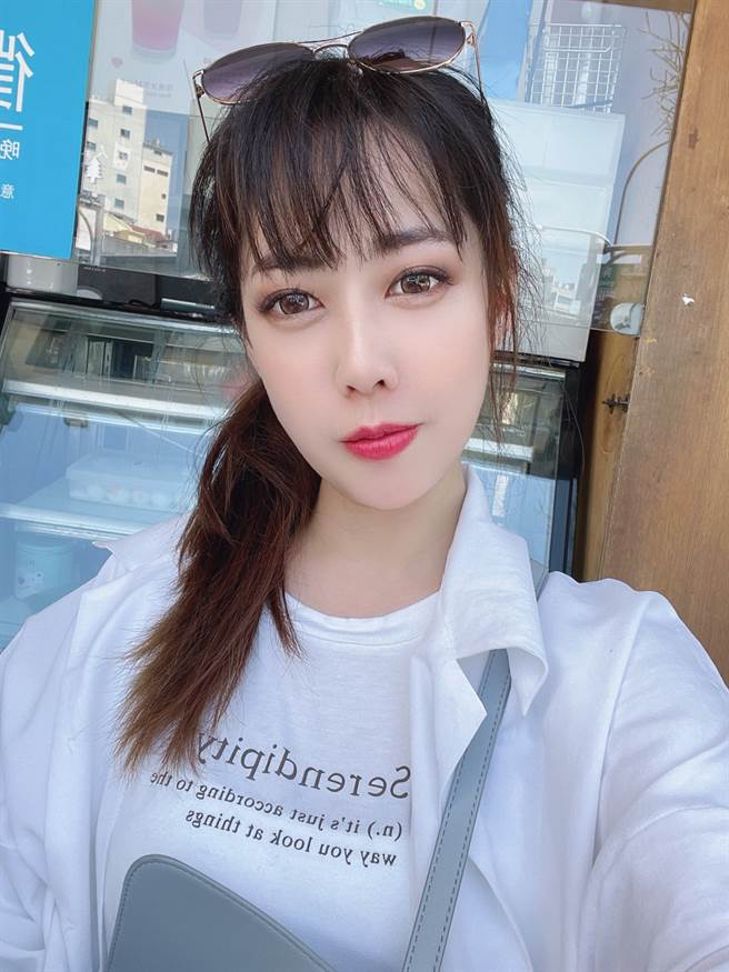 20多岁的李奕函，原本在宠物店里担任美容师，后来转职到永庆房屋担任经纪人。透过永庆独有的师徒制度，让奕函工作快速上手，最高为自己赚入20万的高薪！(图/永庆房屋提供)