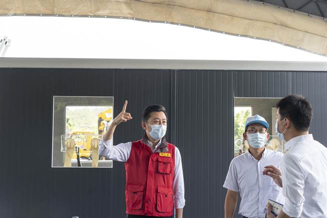 新竹市长林智坚（左）今天上午到香山筛检站了解工程进度。（新竹市政府提供／陈育贤新竹传真）