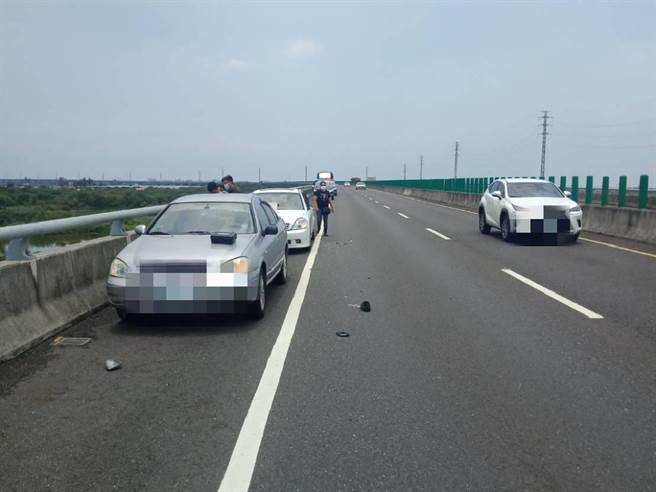 台南市学甲区8日中午发生一起离奇死亡车祸，46岁黄姓修车厂员工停路肩修车遭小货车追撞惨死。（张毓翎摄）