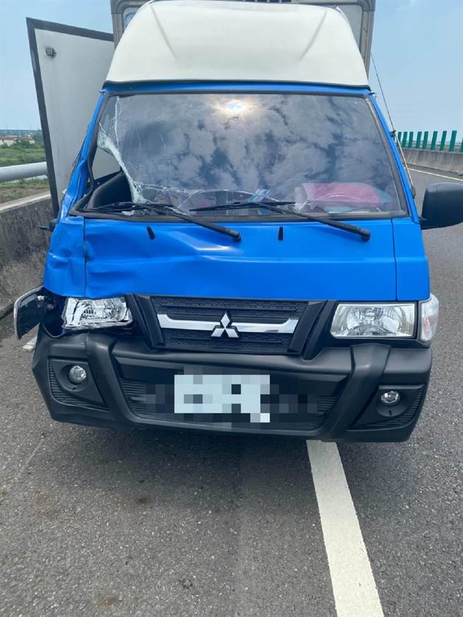 台南市学甲区8日中午发生一起离奇死亡车祸，46岁黄姓修车厂员工停路肩修车遭小货车追撞惨死。（张毓翎摄）