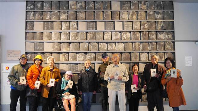 艺术家秦政德以工作坊形式，邀请社宅与附近住民，搭配社宅建材，一同书写自己的故事，共造出健康社宅的〈居住履歷〉。（图／台北市都市发展局）