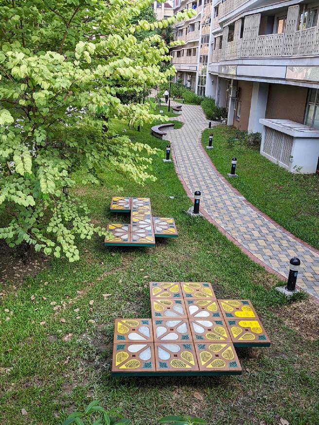 健康社宅公共艺术〈花砖聚落〉转化眷村植栽与花砖格，创造出一个歷史记忆与对话的步道。（图／台北市都市发展局）