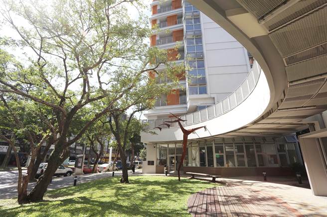 在市府的创新和努力下，社宅翻转过往的负面印象，成为城市美学新风景。（图为健康社宅公共艺术作品〈翩翩〉）（图／台北市都市发展局）