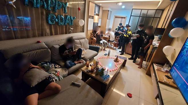 19岁孟姓男子6日邀请另5名男子，到与19岁孙男合租的住所举行庆生派对，警方依法开出7张群聚举发单。（翻摄照片／林瑞益高雄传真）