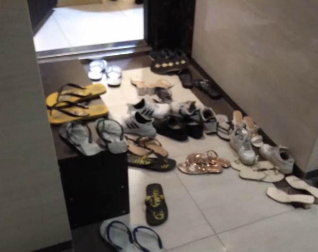 左营警方获报到位于自由四路一处大楼某户住宅内，发现多双鞋子，经查确实有7人群聚。（翻摄照片／林瑞益高雄传真）