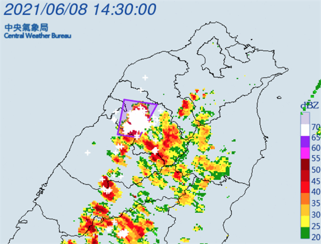 新竹县市、苗栗大雷雨。（翻摄自气象局）