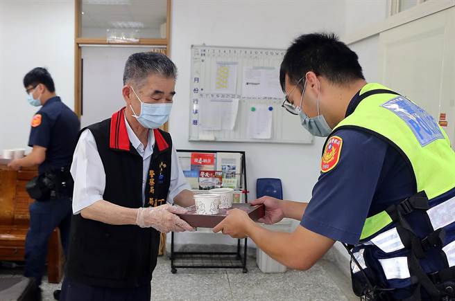 花蓮警局長化身外送員親送便當外勤員警吃在嘴裡暖在心裡 社會 中時