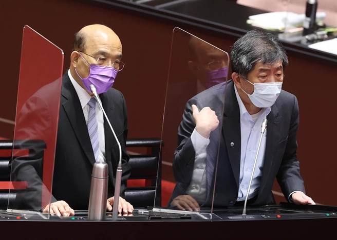 国民党立委郑丽文今天在立法院质询卫福部长陈时中（右），中研院院士陈培哲辞掉国产疫苗审查委员，并称最大问题就来自蔡英文总统说7月要打国产疫苗。（台北市摄影记者联谊会提供）