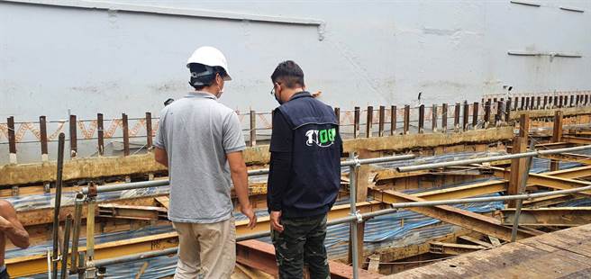 桃園南崁溪連日呈現土黃色，某集合住宅新建工程恐遭罰最高2000萬。(姜霏翻攝)