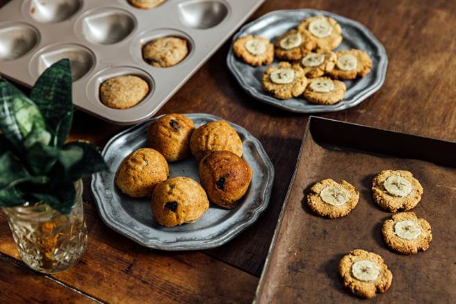 拌勻、入模、烘烤，簡單的三步驟就能做出可口的無麩質點心。（攝影／林冠良）