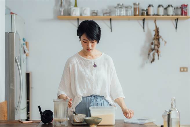 馮晏緹悉心研究食材的特性，開發出讓大家好上手的無麩質食譜。（攝影／林冠良）