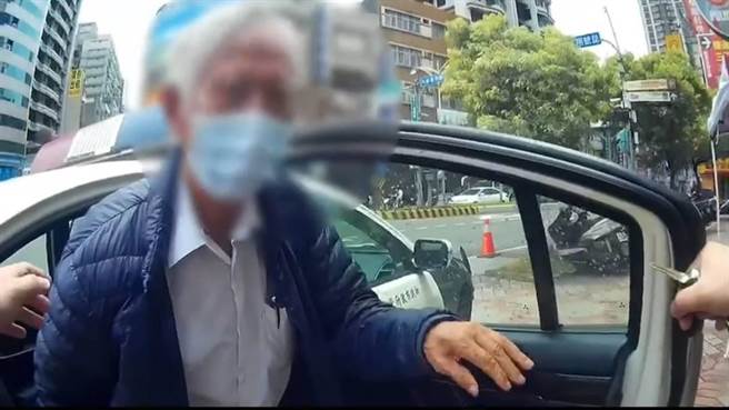 97岁崔姓老翁疑似失智日前独自倚靠在人行道旁的机车，新北市三重警分局三重派出所警员李彦霖、黄祈正获报立即前往协助。（三重警分局提供）