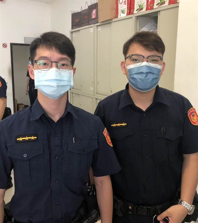 97岁崔姓老翁疑似失智日前独自倚靠在人行道旁的机车，新北市三重警分局三重派出所警员李彦霖、黄祈正获报立即前往协助。（三重警分局提供）