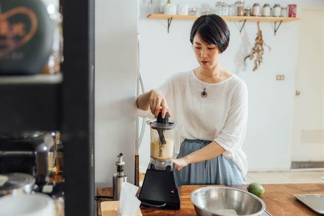 使用食物調理機可以有效將食材充分拌勻。（攝影／林冠良）