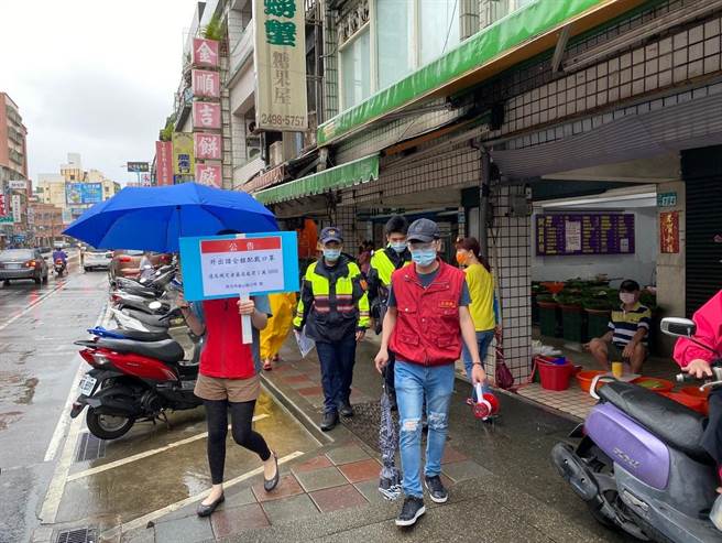 金山区公所会同警方针对中山路段进行联合巡查。（金山区公所提供）