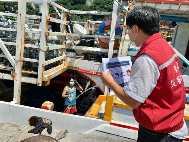 公所人员针对金山区外籍渔工进行防疫宣导。（金山区公所提供）