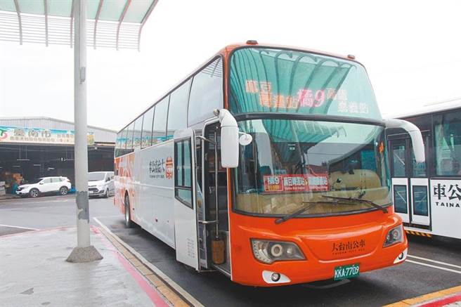 台南市政府全台首创的「端午返乡车票退票奖励金」200元政策，针对迄站为高铁嘉义站的民眾，只要附上个人或亲友户籍地在台南市境内的资料佐证，也将从宽认定发给奖励金 图为台南市溪北地区往返高铁嘉义站的快捷公车。（本报资料照片）