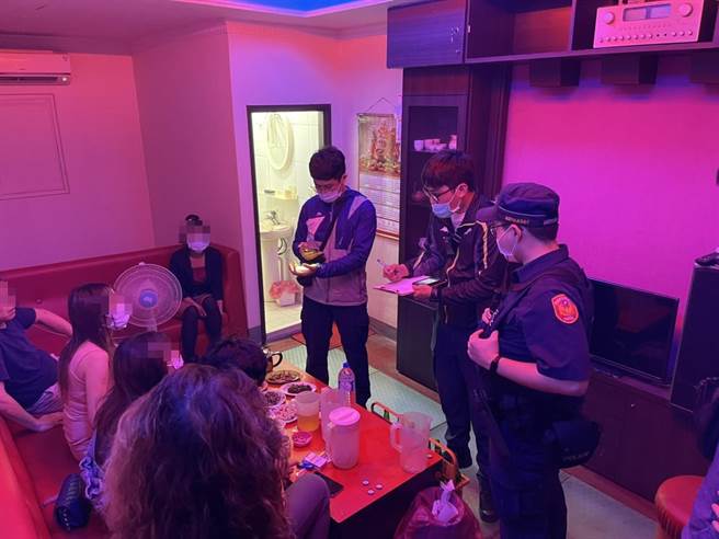 中壢女陪侍小吃店偷營業不把防疫放眼裡被逮。(警方提供／呂筱蟬桃園傳真)