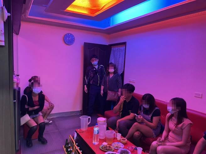 中壢女陪侍小吃店偷營業不把防疫放眼裡被逮。(警方提供／呂筱蟬桃園傳真)