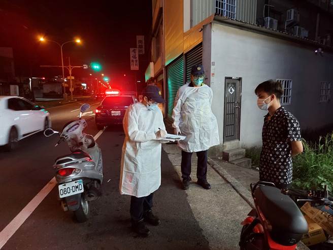 警察局要求辖区各分局于6月7日起立即针对辖区有外籍移工出入的商店及移工经常出入地点，指派专人着防护装备实施稽查作为。(戴志扬翻摄)