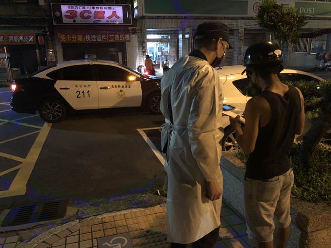 警察局要求辖区各分局于6月7日起立即针对辖区有外籍移工出入的商店及移工经常出入地点，指派专人着防护装备实施稽查作为。(戴志扬翻摄)