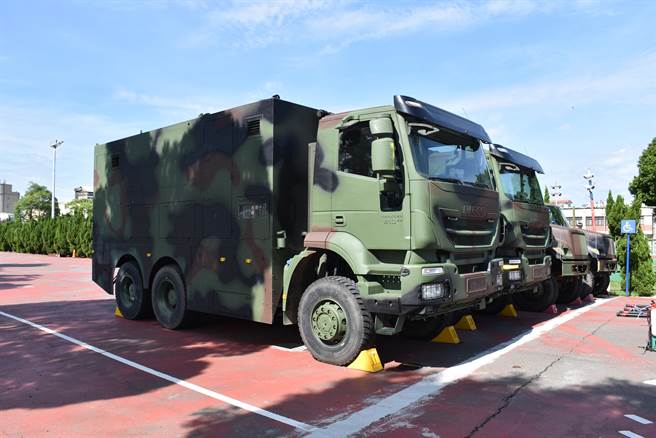 國軍第10軍團36化兵群8日起支援苗栗清消3天，出動重消車應勤。（謝明俊攝）