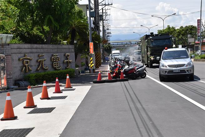 國軍化兵群重消車8日上午從京元電竹南廠前展開清消作業。（謝明俊攝）
