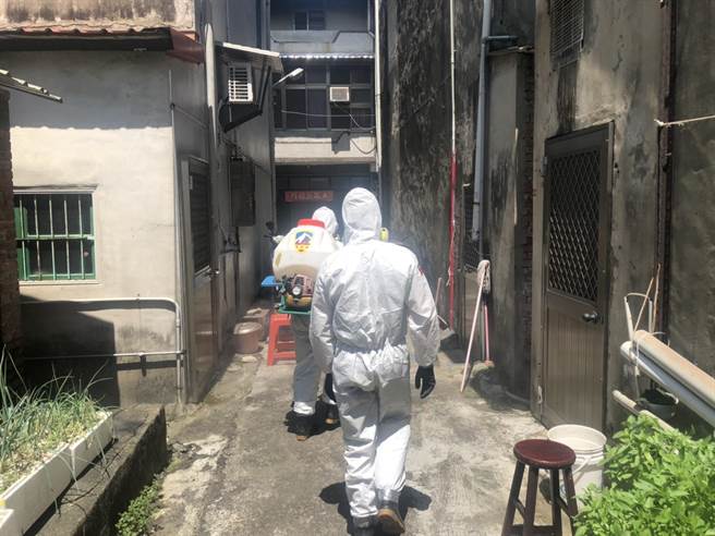 國軍36化兵群徒步深入頂埔里巷弄內消毒。（竹南鎮公所提供／謝明俊苗栗傳真）