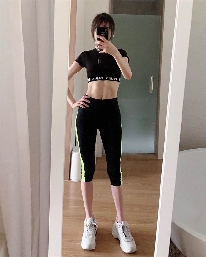 46岁电音女王「姐姐」谢金燕身材依然保养得宜，拥有细长美腿。（图 
 /谢金燕 脸书）