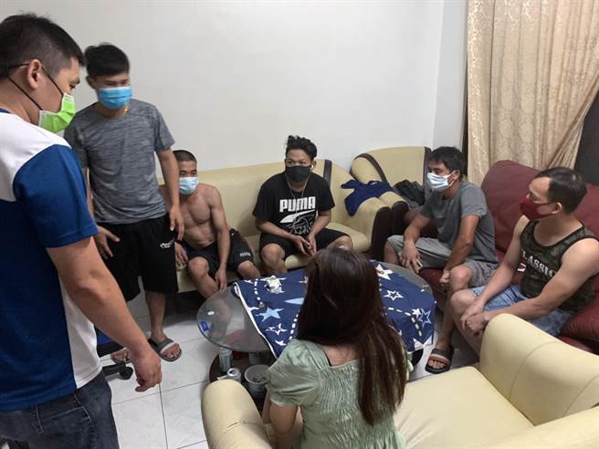 台南市警四分局7日晚间在安平区安平路370巷某处所清查时，当场发现6名越南籍外劳群聚。（读者提供／洪荣志台南传真）